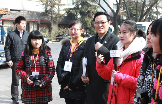 馮小剛為洛陽(yáng)10歲小妮流淚 現(xiàn)場(chǎng)約片為其拍戲